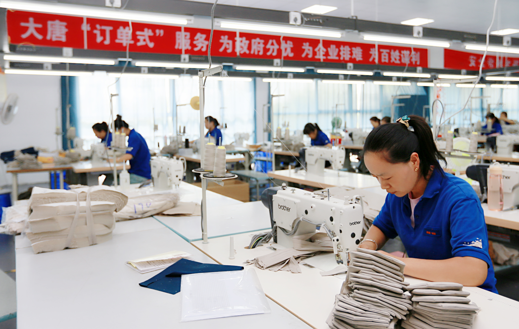 4.中國(guó)大唐引進(jìn)“訂單式”扶貧企業(yè).，讓異地搬遷群眾實(shí)現(xiàn)家門口就業(yè).jpg