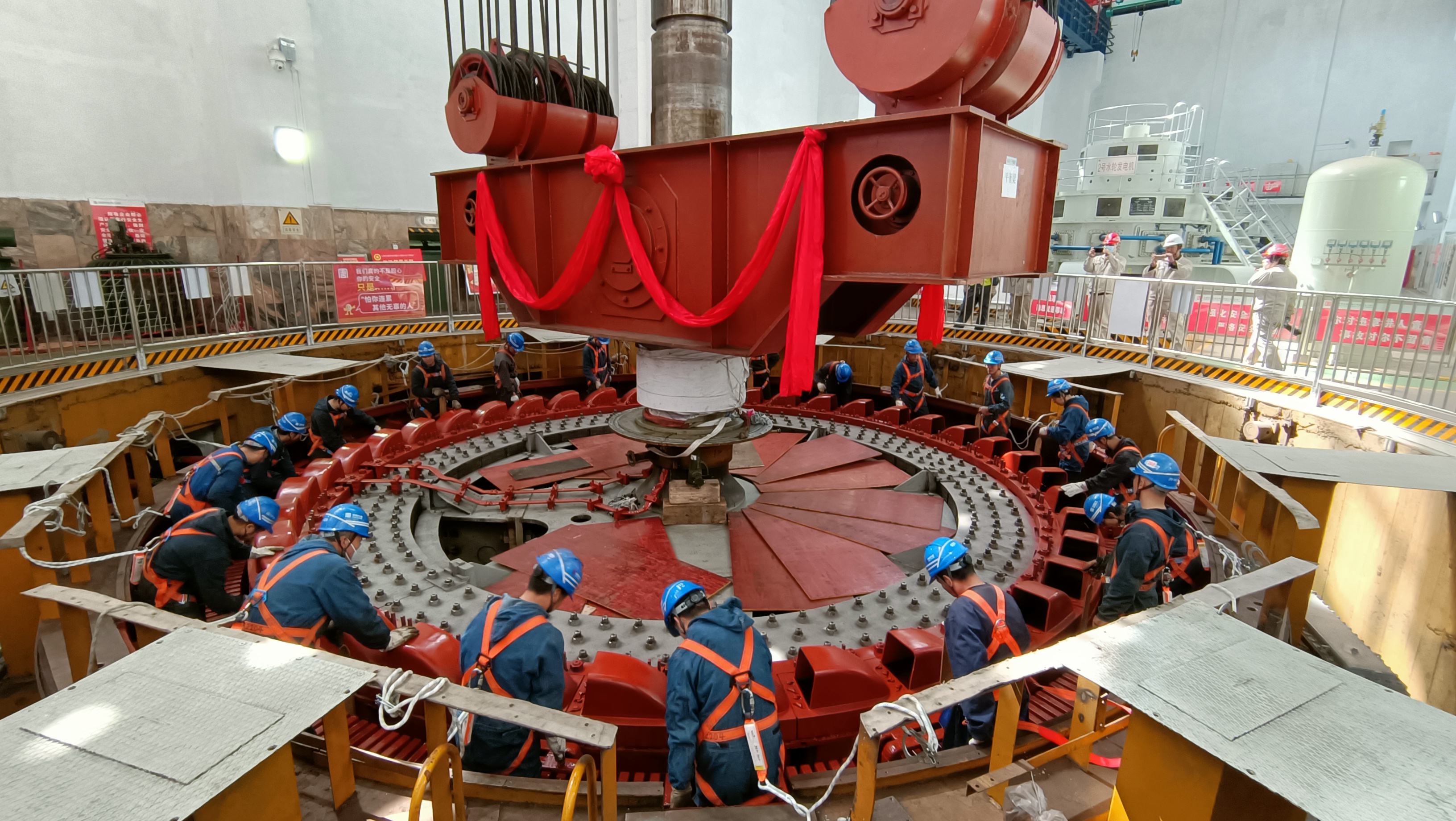 碧口水電廠發(fā)電機轉(zhuǎn)子回裝現(xiàn)場（劉小娟攝）.jpg