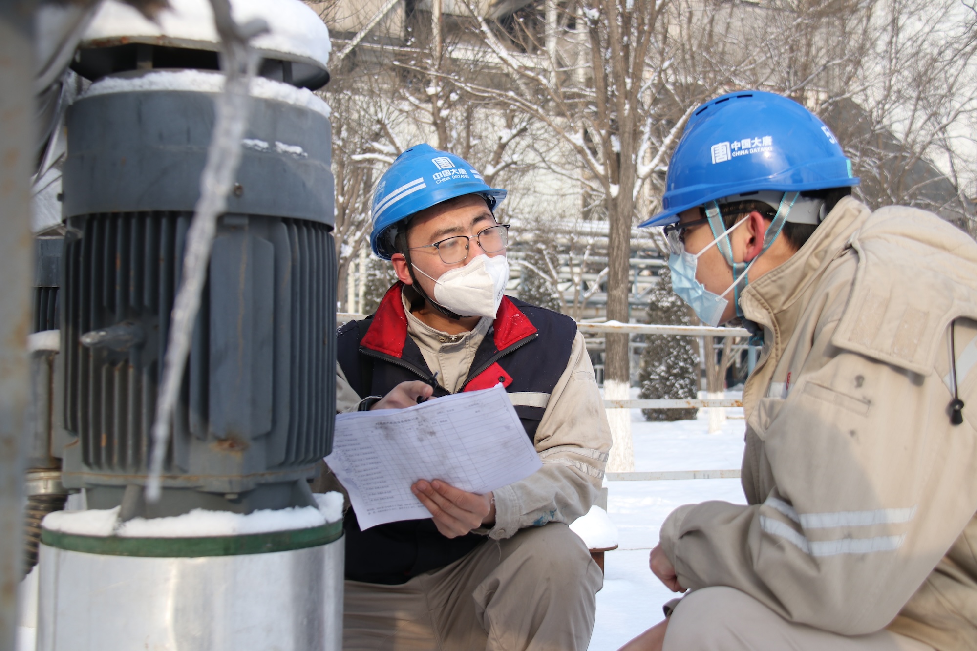 3.圖為盤山發(fā)電公司職工對室外設(shè)備進(jìn)行巡檢，保障設(shè)備安全穩(wěn)定供電供熱.jpg