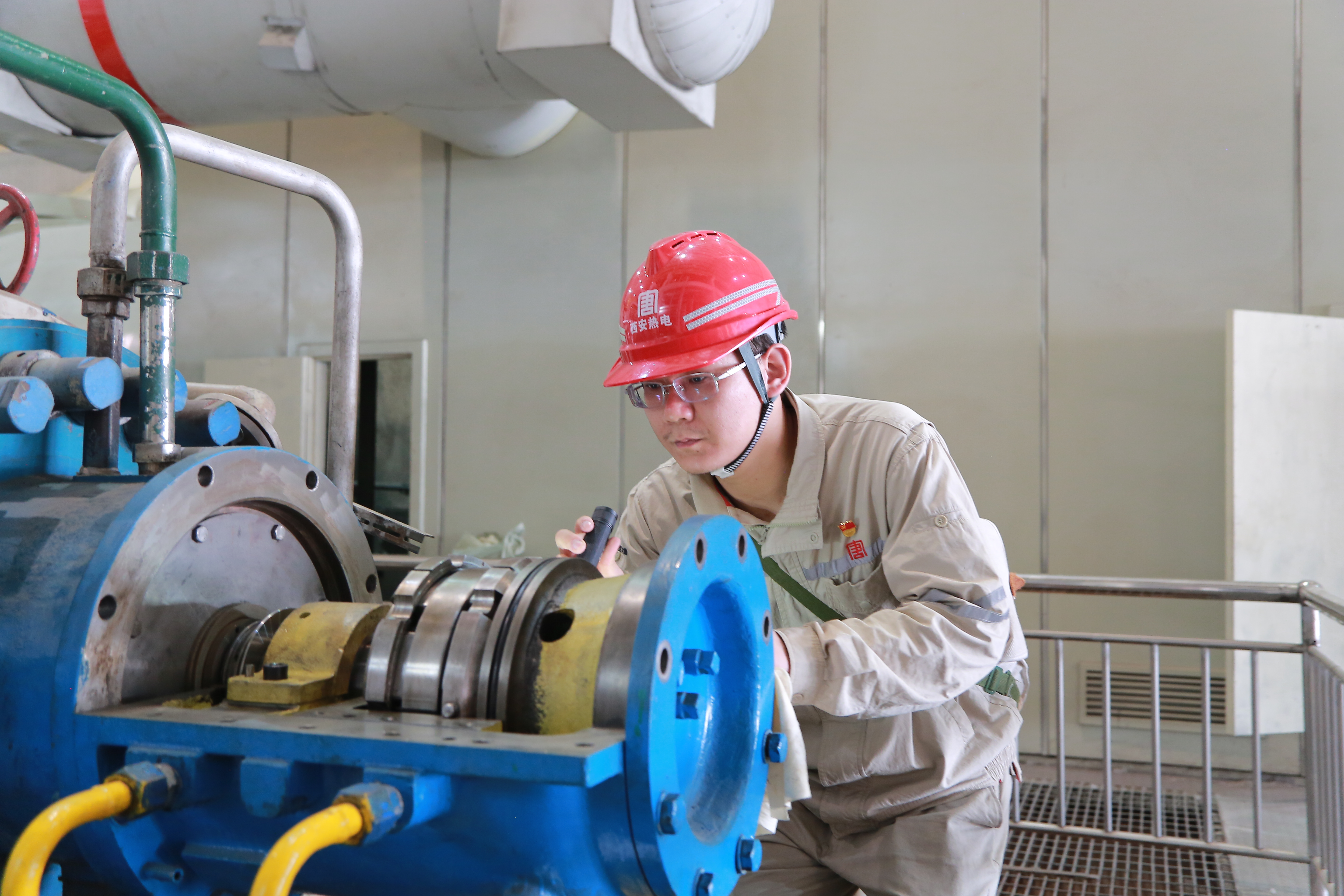 1號機(jī)組C修對氣動給水泵B瓦塊進(jìn)行檢查.jpg