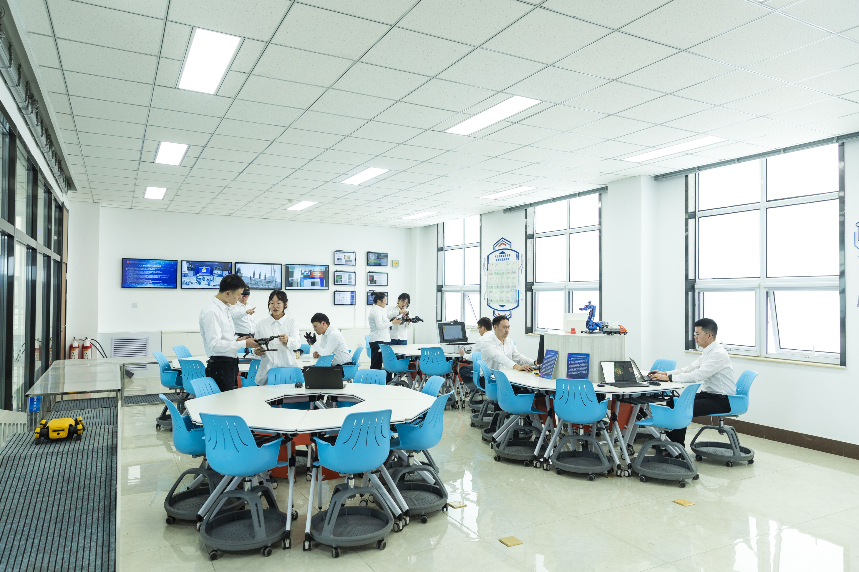 2.智慧聯(lián)盟人工智能機器人實驗室：攜手科研院所、頭部企業(yè)，建立“產學研用新型攻關”模式.jpg