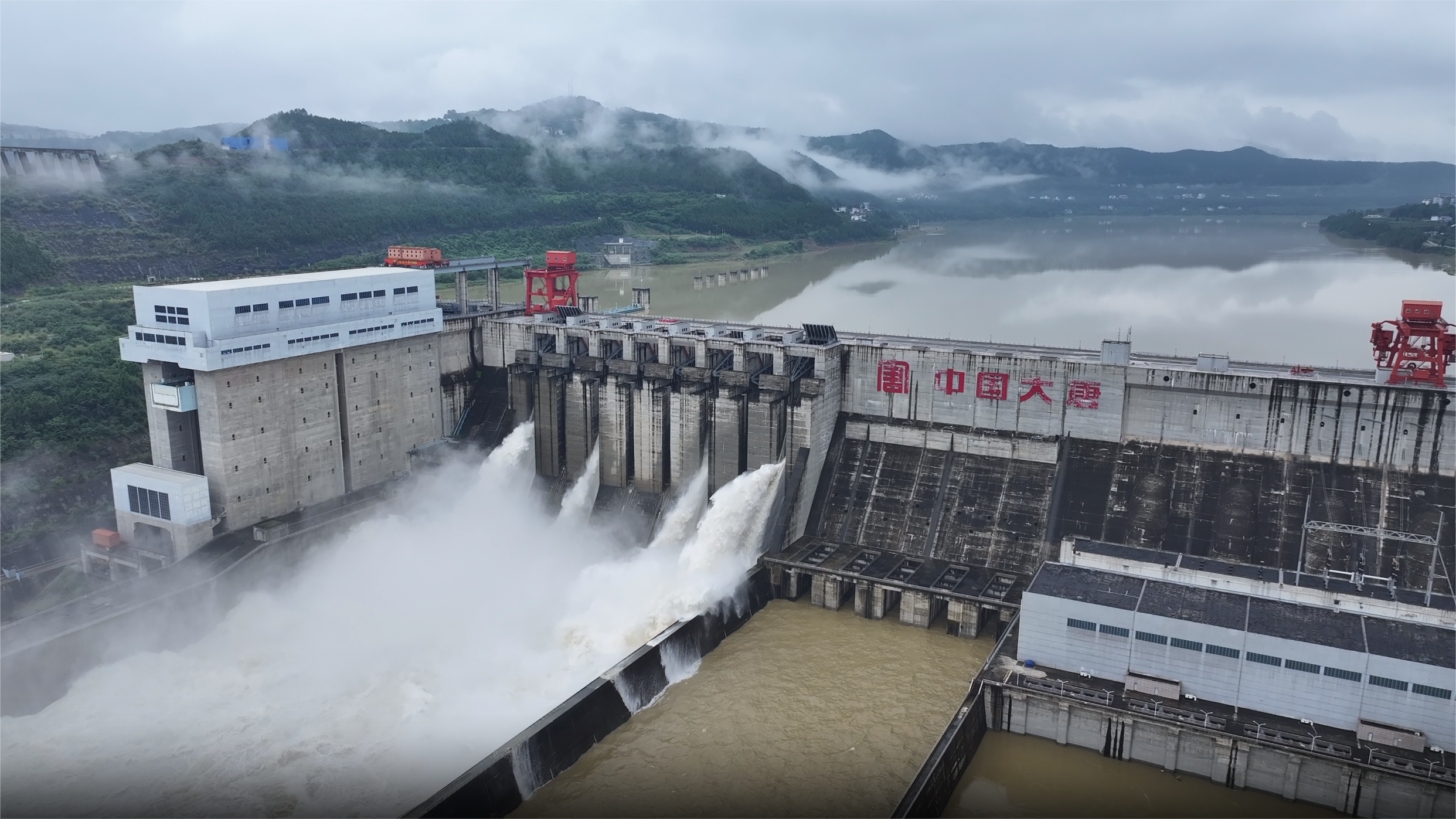 2024年7月，大唐亭子口水利樞紐泄洪場(chǎng)景。袁玉嬌攝 (2).png